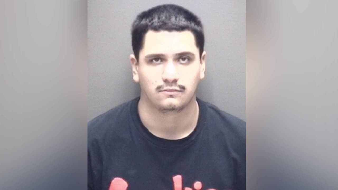 Juan Alvarez, 25 años, enfrenta cargos por conducir bajo la influencia del alcohol.