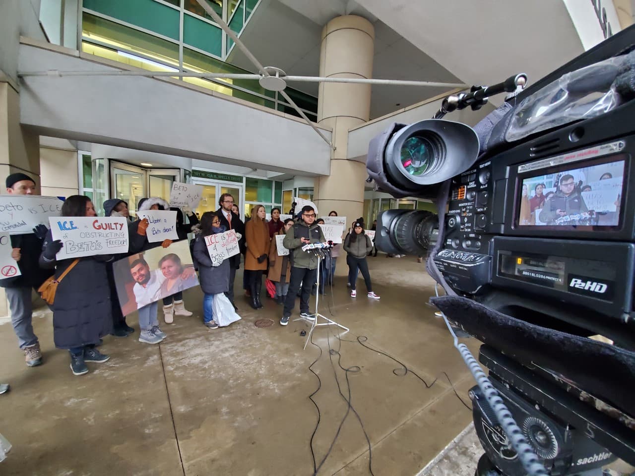 <br>“Los Estados Unidos están tratando de deportar a Jesús solo porque su DACA expiró, dice el abogado de López, Wally Wencez. Pero el problema con eso es que Jesús, puede volver a aplicar a DACA, es uno de sus derechos bajo el programa, que asegura que personas como Jesús deben ser liberados de prisión para re-aplicar y regresar a sus comunidades".