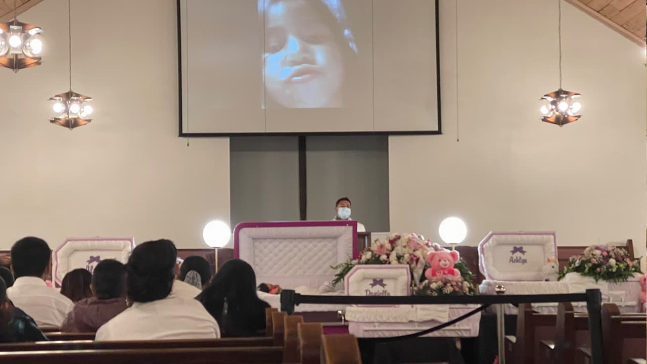 “Las amaré por siempre”: Dan el último adiós a las tres hermanitas que murieron junto a su mamá en el incendio de su casa