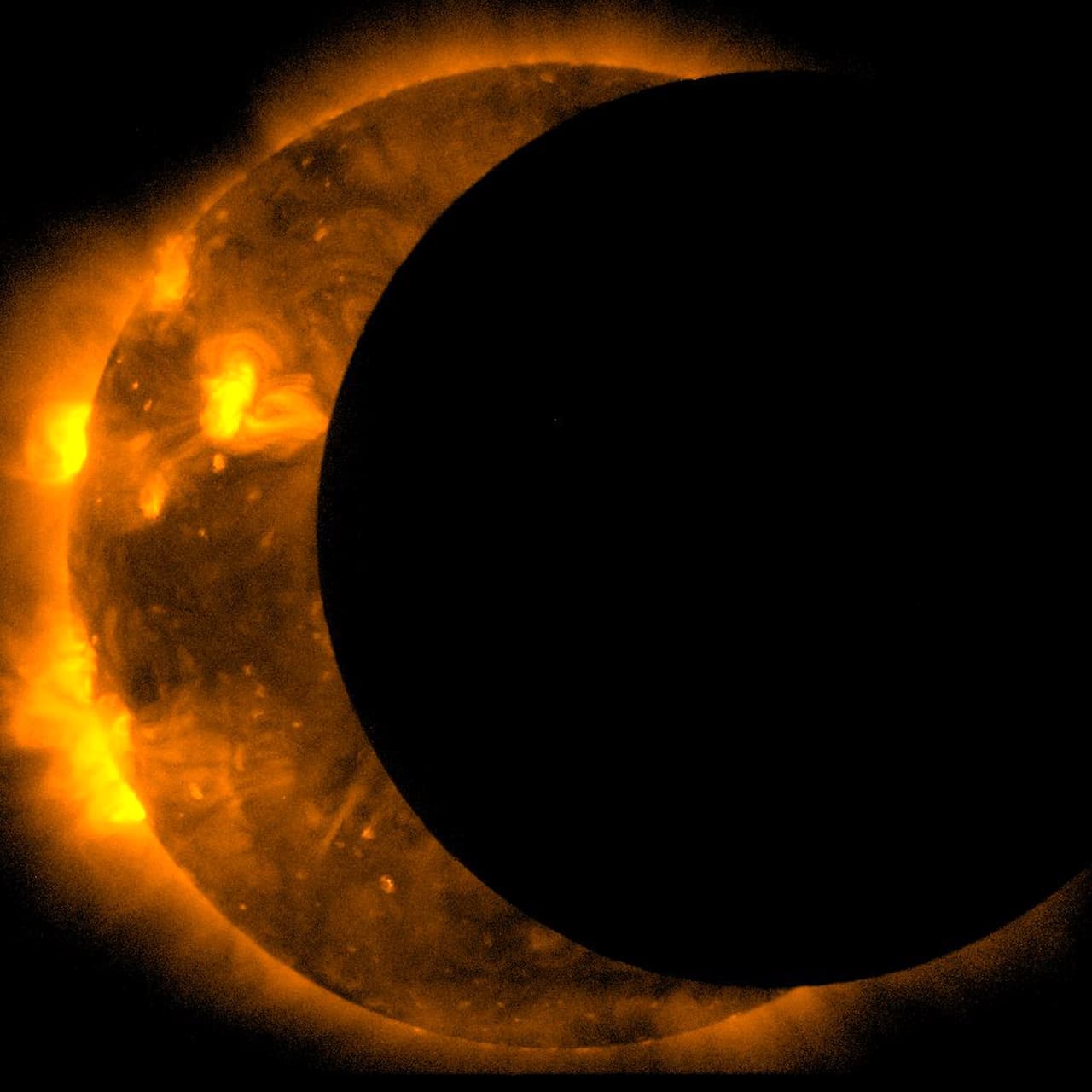 <b>Eclipse de Anaxágoras en Grecia, 478 A.C.</b> Antiguos escritos establecen que el filósofo Anaxágoras de Clazómenas fue el primero en darse cuenta de que un 
<b>eclipse solar es causado por la sombra de la Luna que borra la luz del Sol</b>, en lugar de algún tipo de transformación del Sol mismo.
<br>Los historiadores modernos sostienen que Anaxágoras puede haber usado las descripciones de eclipses de pescadores griegos y marineros en el puerto ateniense de Pireos para determinar que la sombra del eclipse era solamente visible sobre una determinada área y que pasó rápidamente por la región en dirección de oeste a este. Sobre la base de sus observaciones del eclipse, también se dice que Anaxágoras 
<b>hizo algunas estimaciones sobre el tamaño del Sol y la Luna</b>.