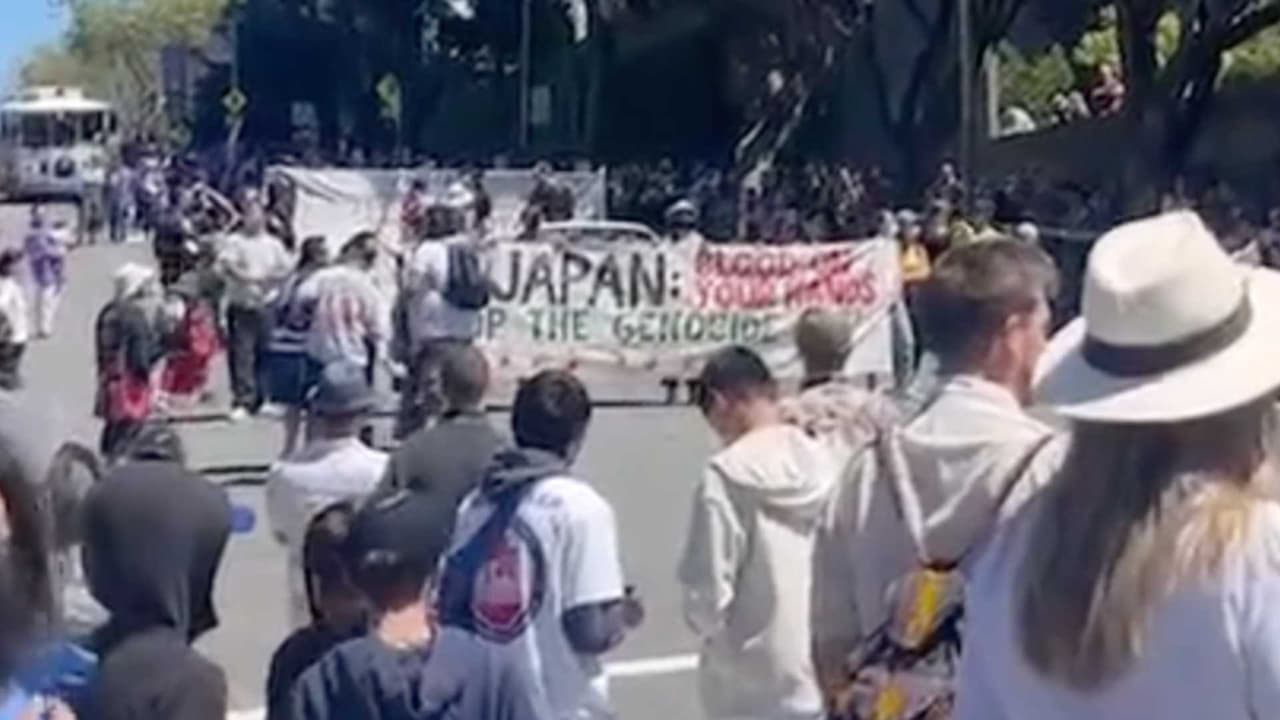 El desfile anual de los cerezos en flor en San Francisco fue interrumpido por un grupo de manifestantes pro palestinos. Los activistas marcharon por la ruta del desfile y desplegaron una pancarta con el mensaje "Sangre de Estados Unidos y Japón en tus manos". El incidente ocurrió el domingo 21 de abril en las calles Laguna y Post en el barrio Japonés.
