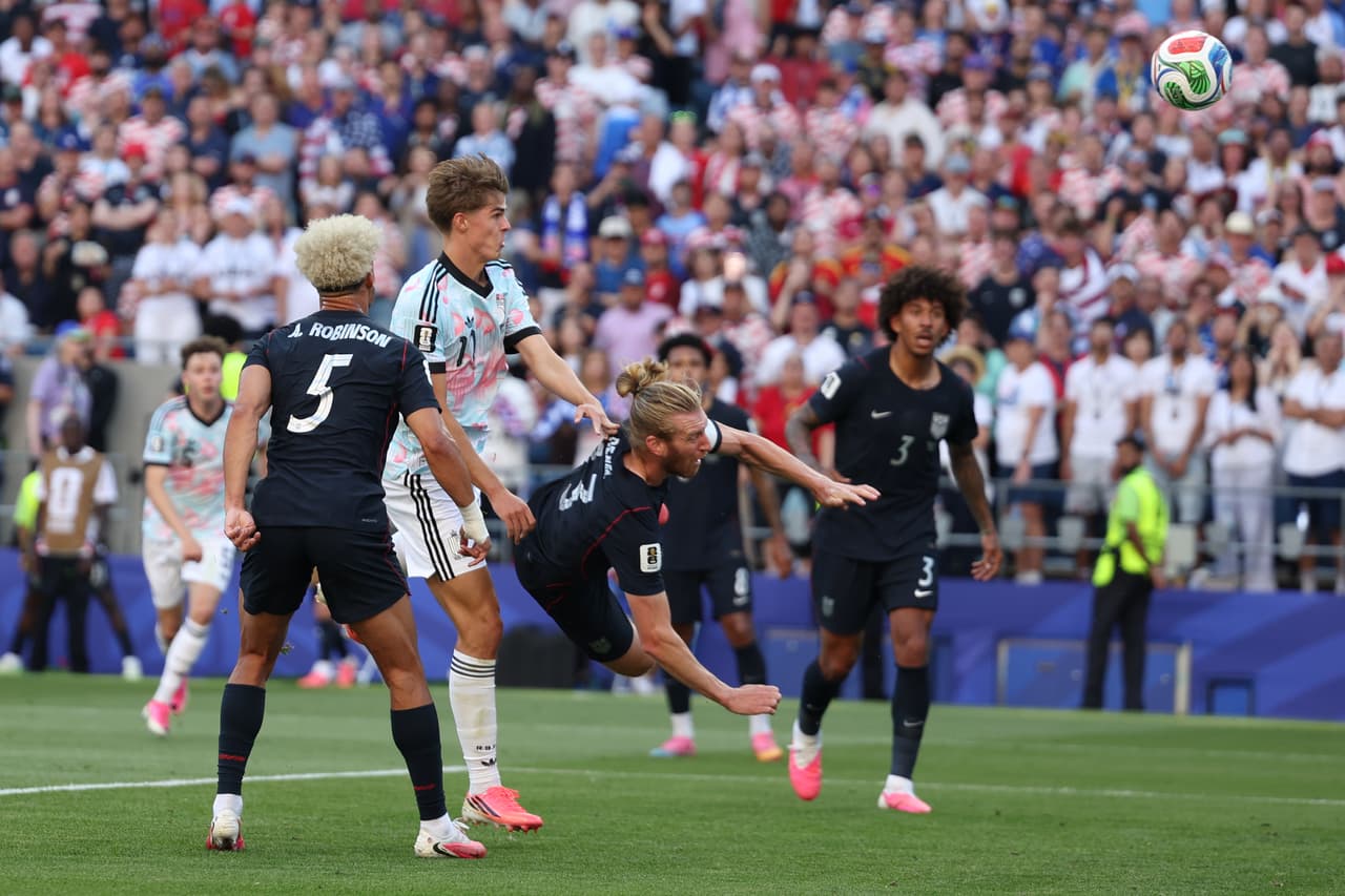 El belga Charles De Ketelaere (17) marca el segundo gol de su equipo durante el partido de octavos de final de la Copa del Mundo entre Estados Unidos y Bélgica en Seattle, el lunes 6 de julio de 2026.