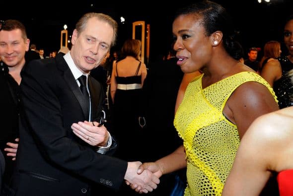 Steve Buscemi de 'Boardwalk Empire' felicitando a Uzo.