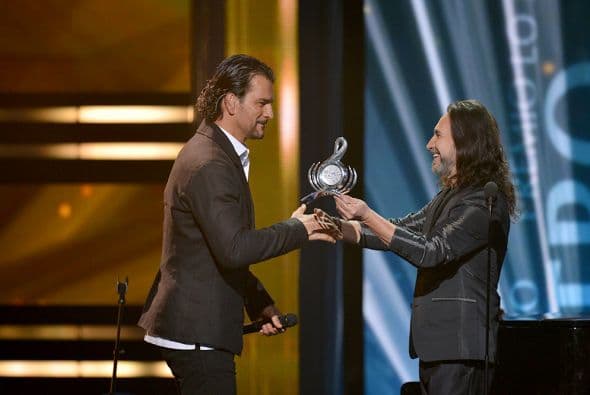 'El Buki' entregó a Arjona el galardón.