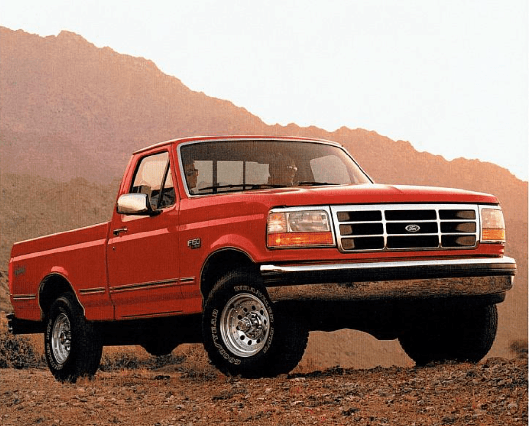 En 1992 llegó la 
<b>novena generación</b> de la Ford Serie-F como una última variación de la misma camioneta presentada en 1980. Nuevamente 
<b>la aerodinámica fue la consideración primordial para el rediseño</b> que ahora mostraba un frontal mucho más elaborado con un diseño mucho más sofisticado y hermoso que antes. El interior de la nueva camioneta era totalmente nuevo y reflejaba el importante empuje en ergonomía que la industria automotriz en general adoptó en los 90.