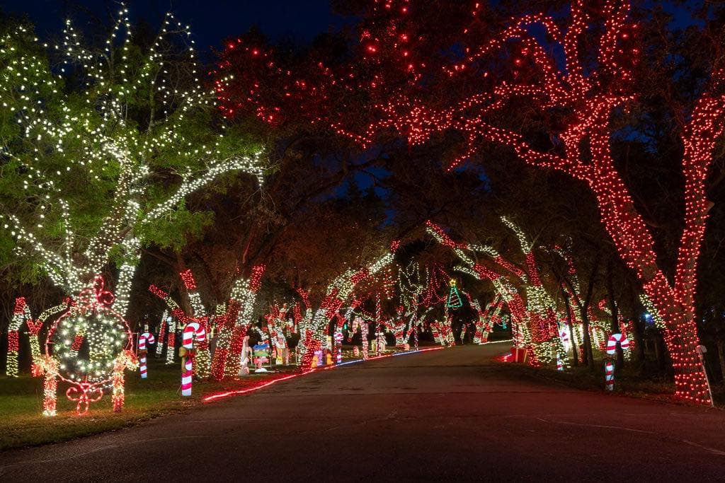 <h3 class="cms-H3-H3">The Jones Christmas Ranch</h3>
<br>
<br>
<b>Dónde: </b>43360 IH-10 W, Boerne
<br>
<b>Cuándo:</b> Del 8 de noviembre al 31 de diciembre
<br>
<b>Horario: </b>De 6:00 a 11:00 pm
<br>Más de 3.5 millones de luces sincronizadas a través de un paseo en coche que será inolvidable para toda la familia. Tiene un costo de 35 dólares por vehículo.