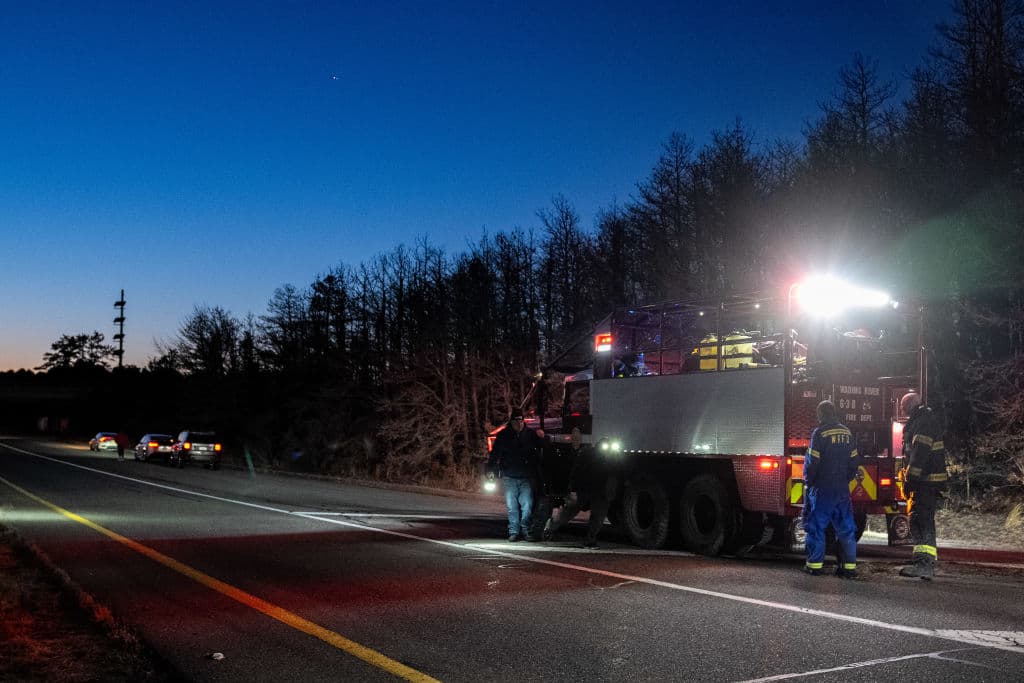 El fuego afectó 243 hectáreas y dañó dos estructuras comerciales.