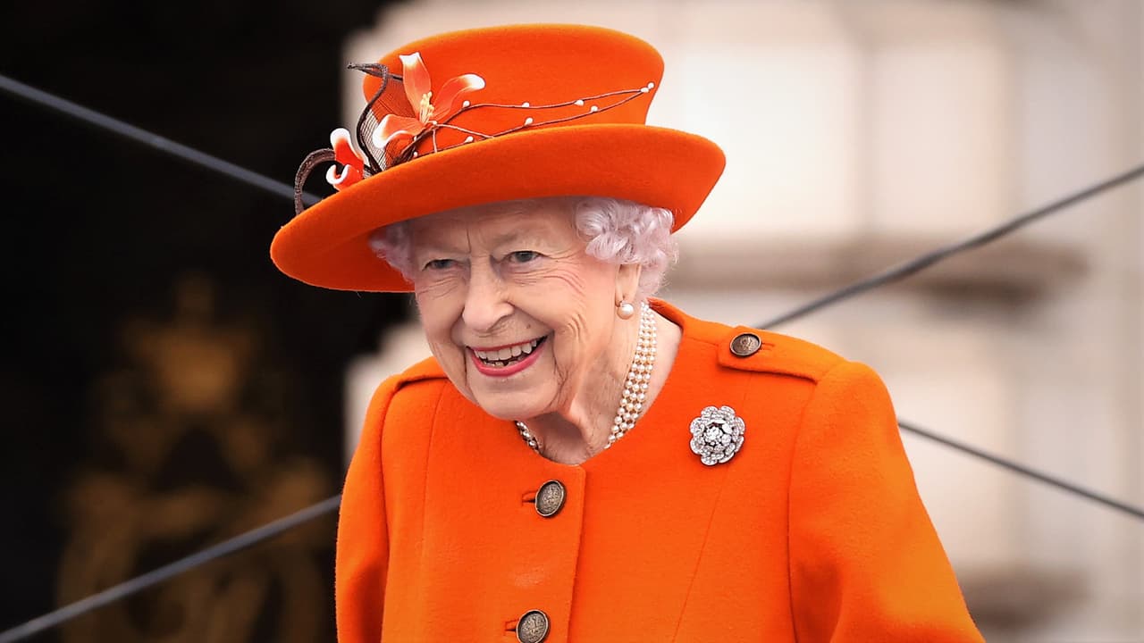 ¿Por qué vestía de colores llamativos? La razón de los icónicos atuendos de Isabel II