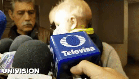 Las luces de las cámaras son bastante molestas y este bebé aún no se acostumbra del todo a los reflectores.