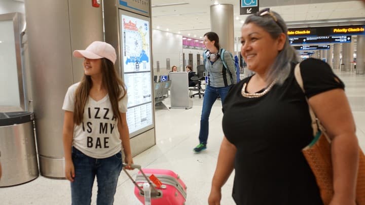 Acompañada de su madre, Rubí arribó el aeropuerto internacional de Miami ayer por la noche.