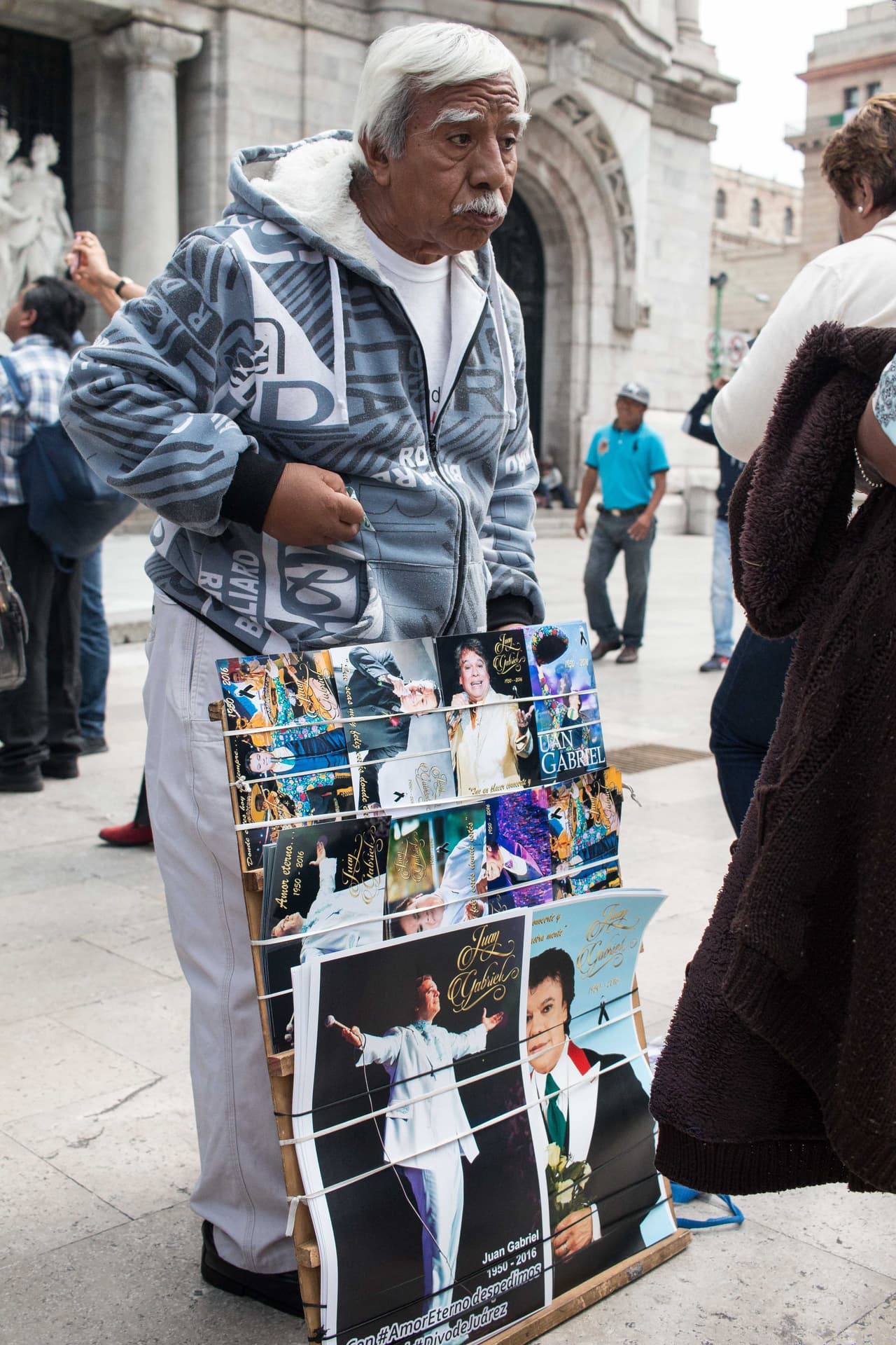 Un adulto mayor oferta sus imágenes en medio dólar.