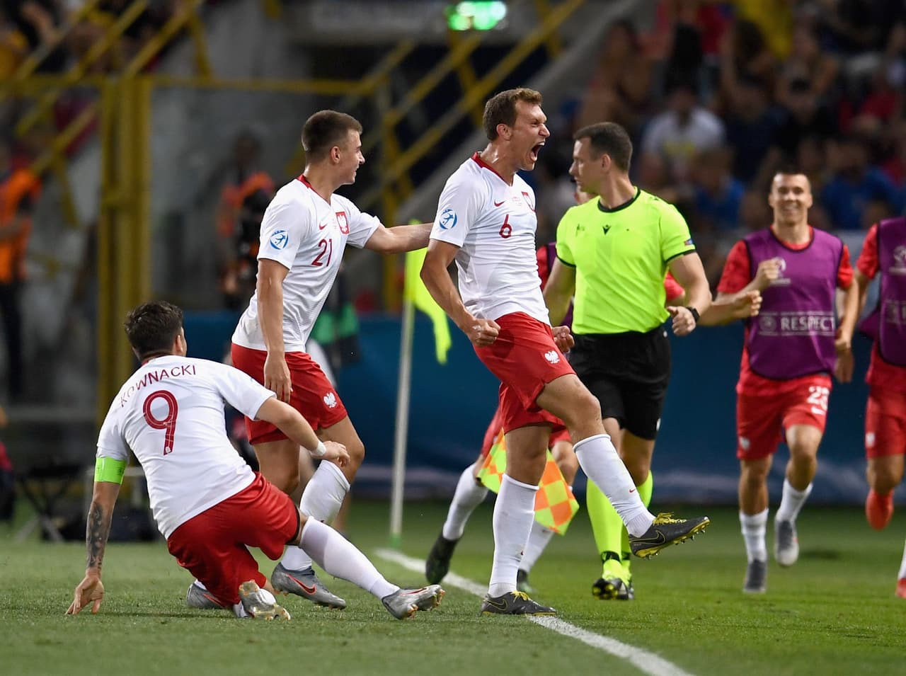 Sin embargo, tras un tiro libre, Krystian Bielik aprovechó el rebote para poner el 1-0 a favor de Polonia al minuto 40 del primer tiempo.