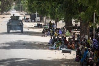 Una tanqueta del ejército nigeriano patrulla Bama, un pueblo del noreste del país que estaba bajo el control de Boko Haram.