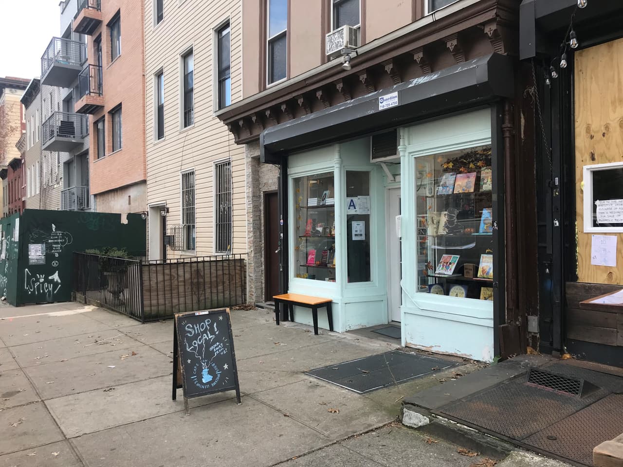 La idea es ayudar a miles de negocios como esta libreria en Crown Heights, que se han visto afectados por el impacto económico que creo la pandemia del coronavirus.