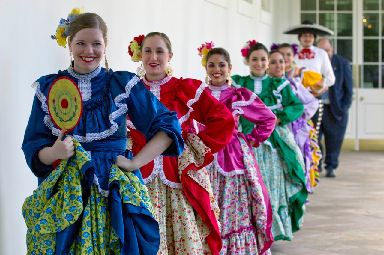 Miembros del Ballet Folclórico Mexicano de Georgetown esperan en un pasillo de la Casa Blanca para actuar en la celebración del 5 de mayo de 2012.