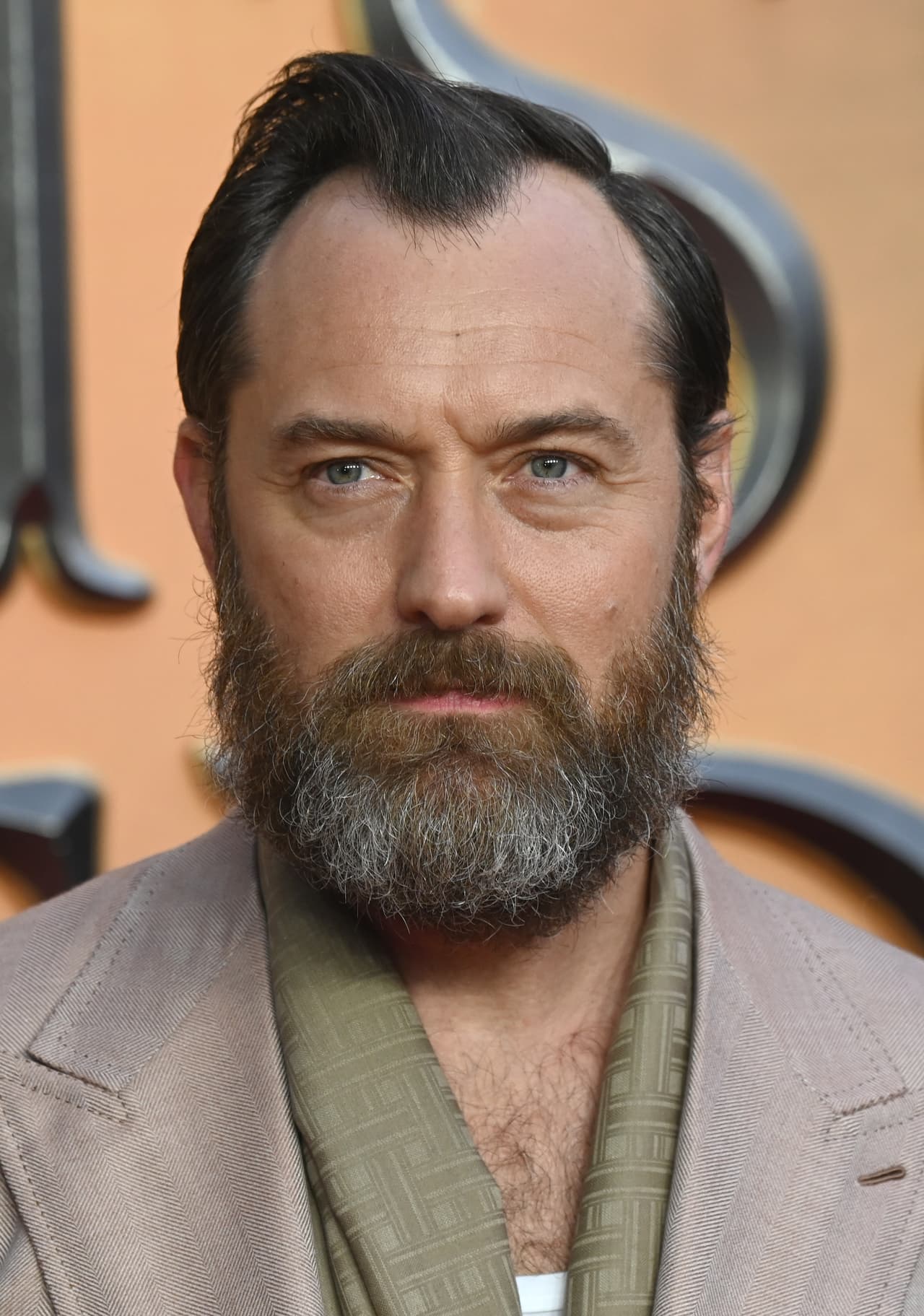 A sus casi 50 años (edad que cumplirá el 29 de diciembre de 2022), Law disfruta de sus logros actorales que contemplan participaciones en varias de las franquicias más exitosas del cine como el MCU, con su rol de Yon-Rogg en ‘Captain Marvel’ y la saga de Fantastic Beasts, donde interpreta a Albus Dumbledore de joven.