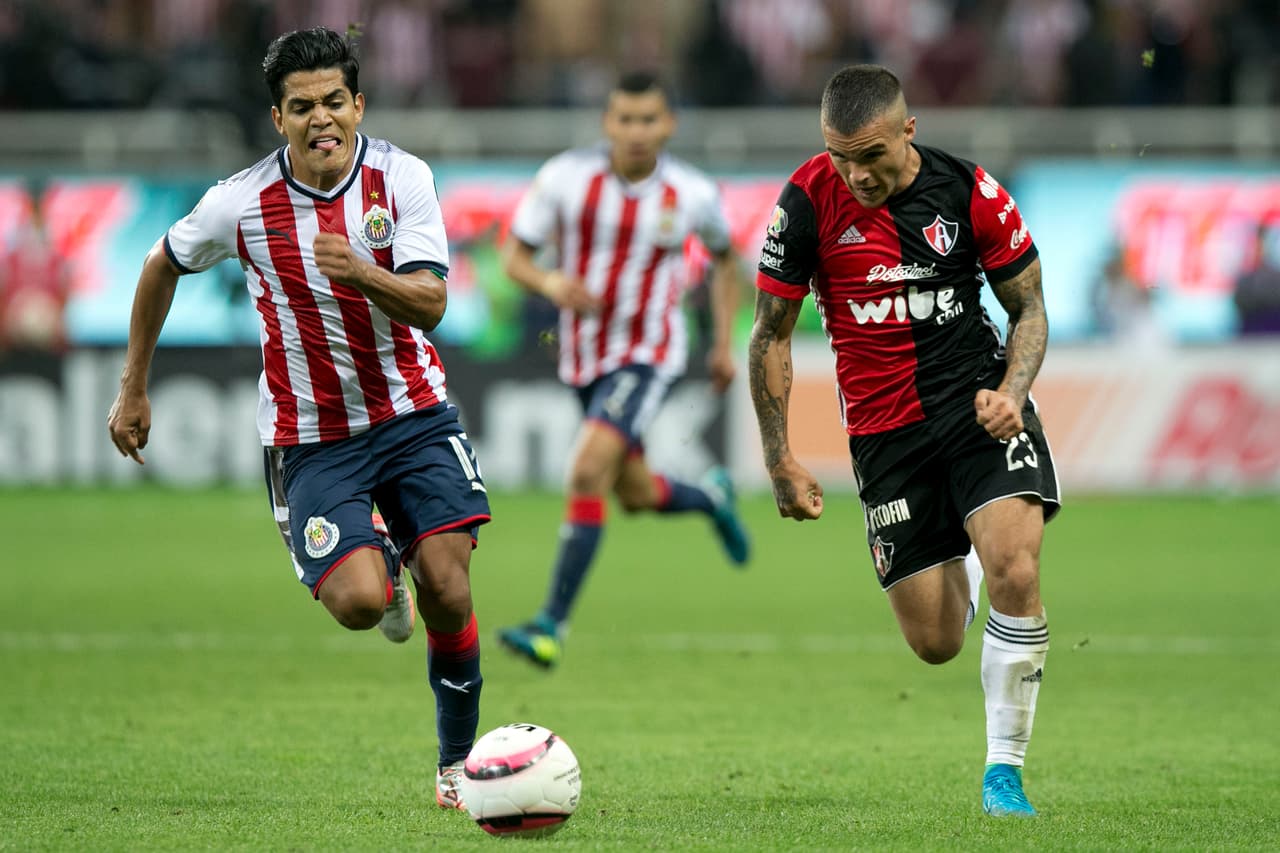 <b>Chivas de Guadalajara vs. Atlas</b>: es el denominado clásico Tapatío que, enfrenta a los dos equipos de Guadalajara. También es el clásico más antiguo del fútbol mexicano. Guadalajara ha ganado 86 partidos, Atlas 68 y 66 veces han empatado. Atlas tan solo tiene un título de Liga.