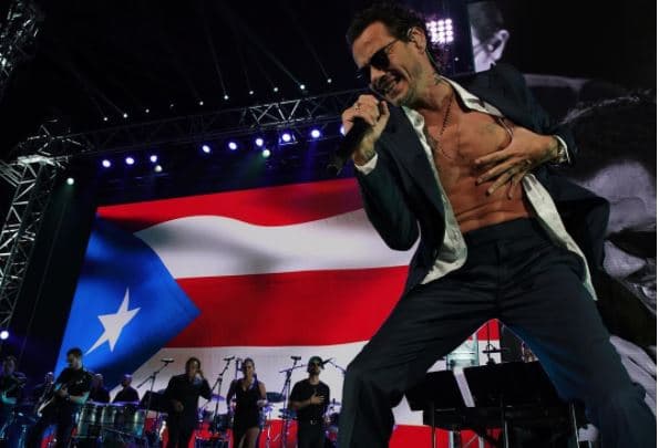 Marc Anthony deleita a sus seguidoras desnudándose, ya sea en redes o arriba del escenario.