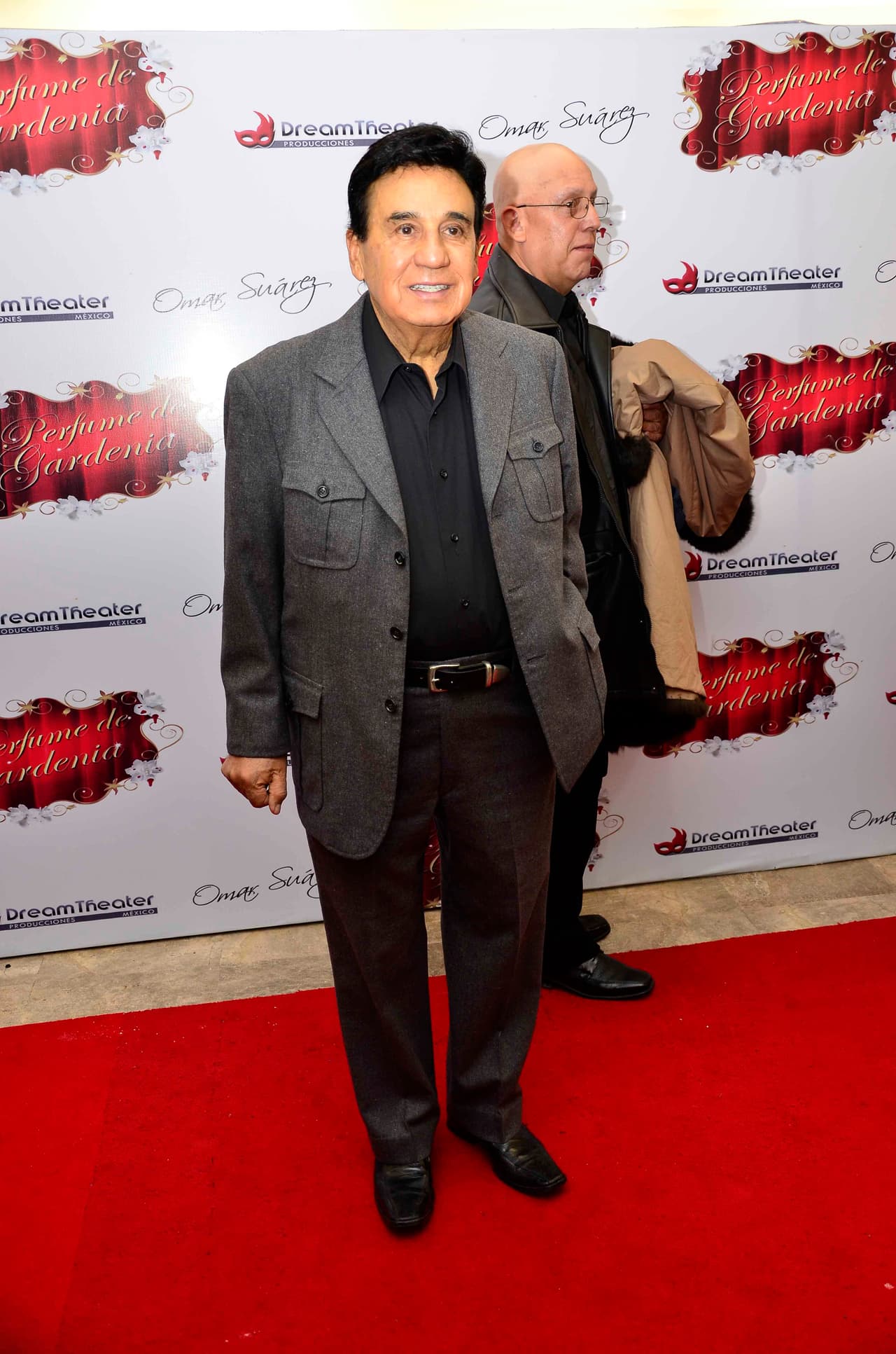 "Estoy casada con el mejor hombre de México,
<b>es un guerrero y un luchador</b>, así que dará pelea en todo momento”, dijo optimista la esposa del artista, quien en la década de 1970 incursionó en el mundo de la conducción cuando estuvo al frente de la comedia La Carabina de Ambrosio.