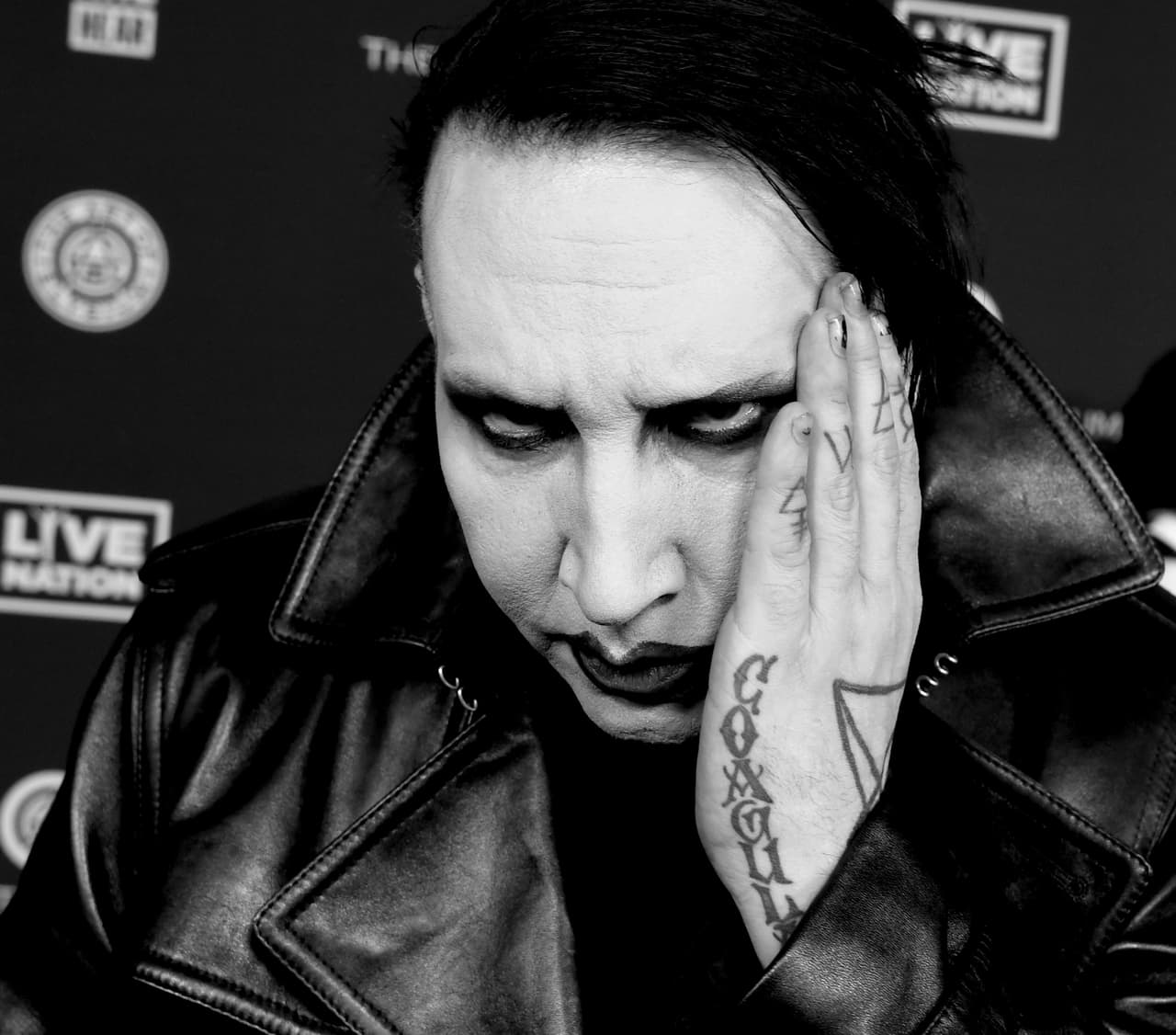 Aunque un par de sus exparejas aseguraron que no habían sido víctimas de ningún tipo de abuso por su parte, otras 8 mujeres han levantado la voz respecto a las malas experiencias que vivieron con el cantante.