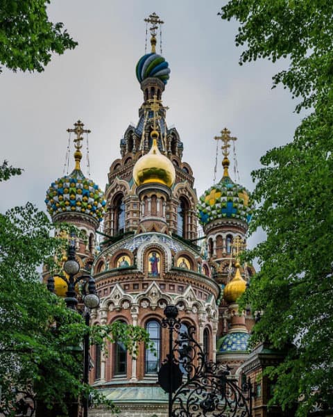 Sin duda veremos imponentes edificios en la serie que adornarán la historia.