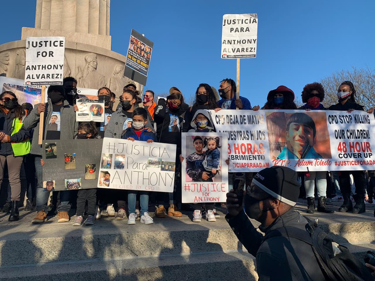 Los manifestantes llevaban carteles con imágenes de 
<b><a href="https://www.univision.com/local/chicago-wgbo/video-muestra-adam-toledo-baleado-por-policia-chicago">Adam Toledo</a></b> y de 
<b>Anthony Nevarez</b>. Ambos perdieron la vida a manos de la Policía.