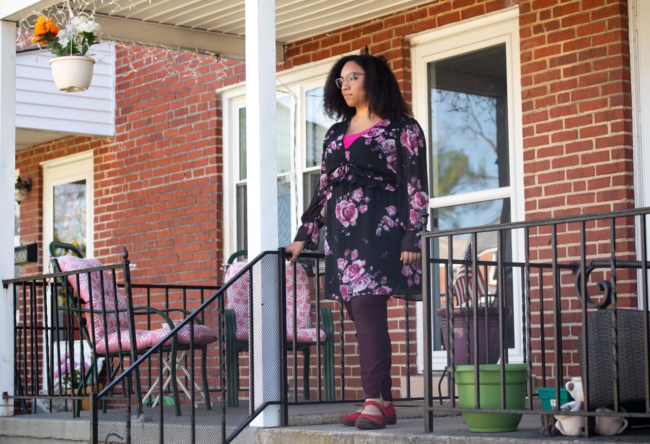 <br>Ashley Esposito, una mujer embarazada durante la pandemia que optó domiciliario debido a la pandemia de coronavirus, a pesar de lo costoso que pueda ser.