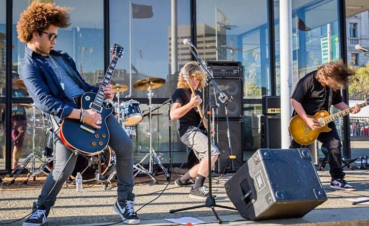 Uno de los objetivos principales del Día de la Tierra es proporcionar información a los consumidores para que tomen decisiones conscientes que impacten positivamente en el medio ambiente.