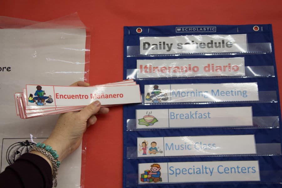 Cómo se enseña inglés en las escuelas del país ha sido un reto desde el principio.