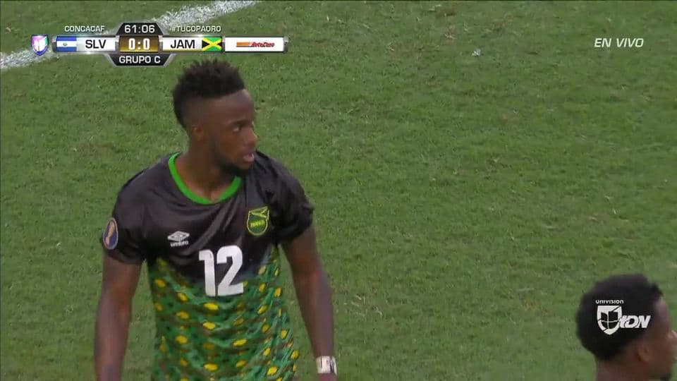 Dever Orgill despeja el balón y aleja el peligro