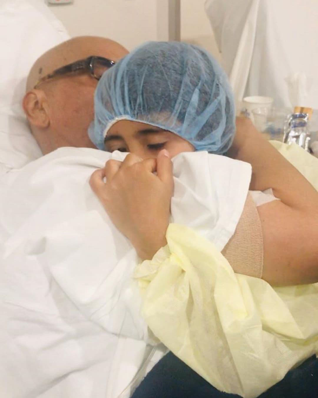 "Gracias a toda la familia, amigos que están presentes y a tantos grupos de oración pidiendo por mi salud. Gracias a los médicos y enfermeras que lo están haciendo realidad. Gracias. Felices fiestas para todos", agregó.