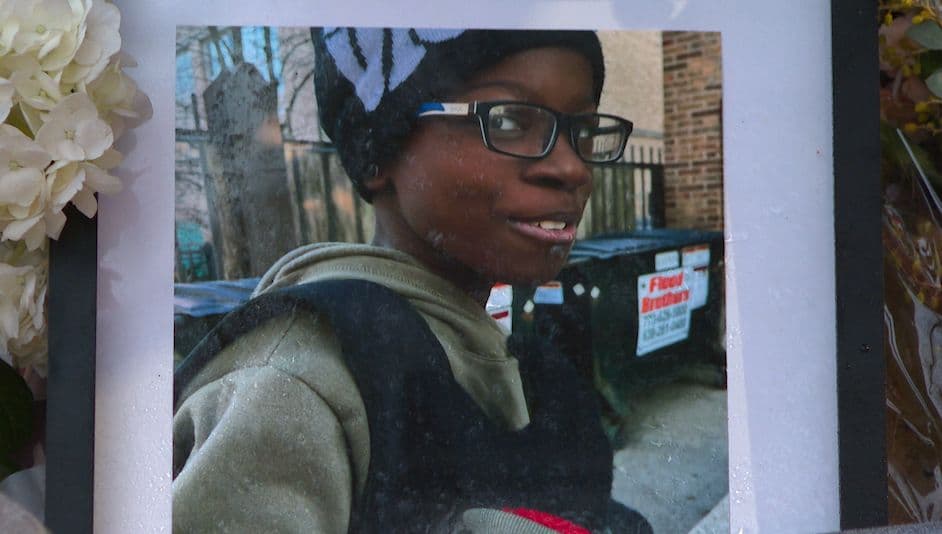 Aunque el caso continúa bajo investigación, la policía indicó que parece ser un incidente de violencia doméstica, por el cual hay una persona que está bajo custodia.