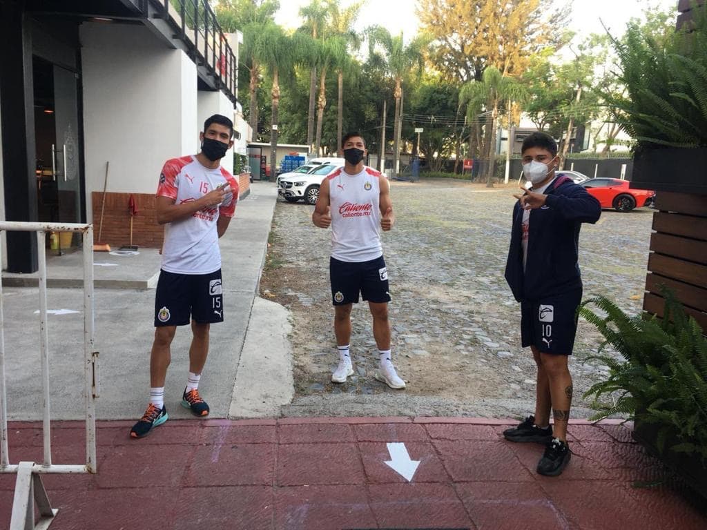 Todos los jugadores de las Chivas se presentaron con cubrebocas.