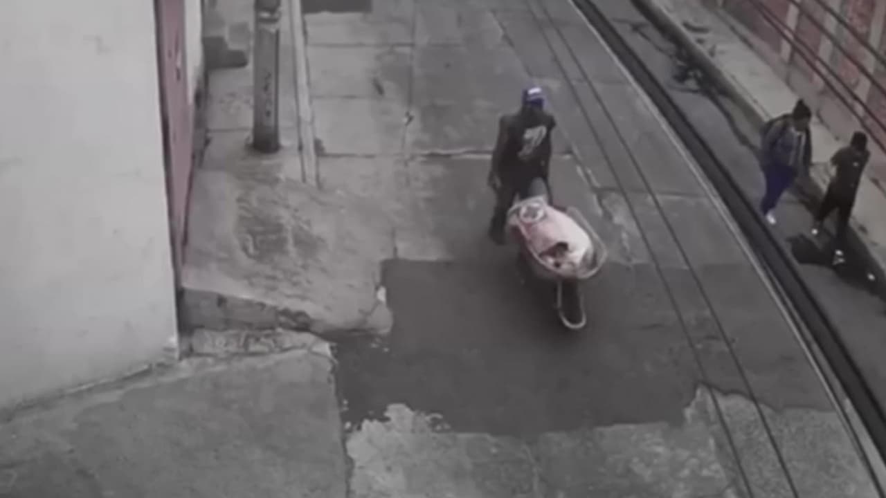 <b>Un hombre pasea en una carretilla el cadáver de una mujer envuelto en una bolsa para la basura</b>
<br>
<br>En video quedó grabado cómo el sujeto arroja los restos de la mujer en plena calle. La mujer, identificada como Susana 'N', ese día había salido de su casa para buscar trabajo. El sospechoso fue detenido por la policía en México.