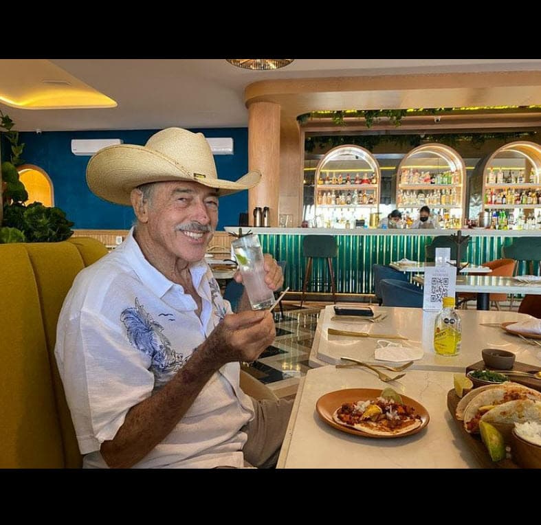 Ante esto, Andrés García fue tajante: "La verdad, 
<b>mejor que no lo haga</b> (en venir), porque no sé yo qué se creen algunos hijos. 
<b><a href="https://www.univision.com/famosos/roberto-palazuelos-es-heredero-de-andres-garcia-fotos" target="_blank">Me dan ganas de desconocerlos</a></b> a algunos por sus actitudes".
<br>