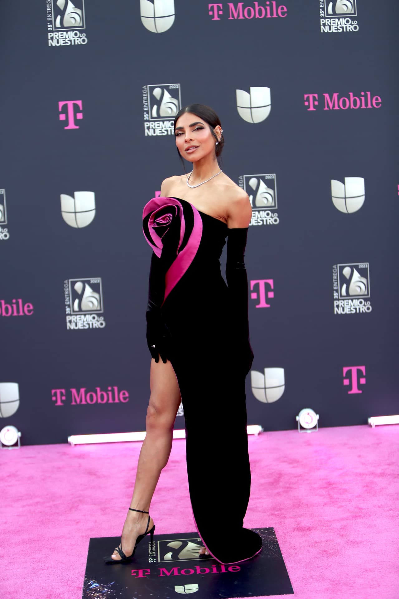 <b>Alejandra Espinoza </b>caminó por la alfombra magenta con un vestido asimétrico de terciopelo negro que tenía una enorme rosa en el pecho.