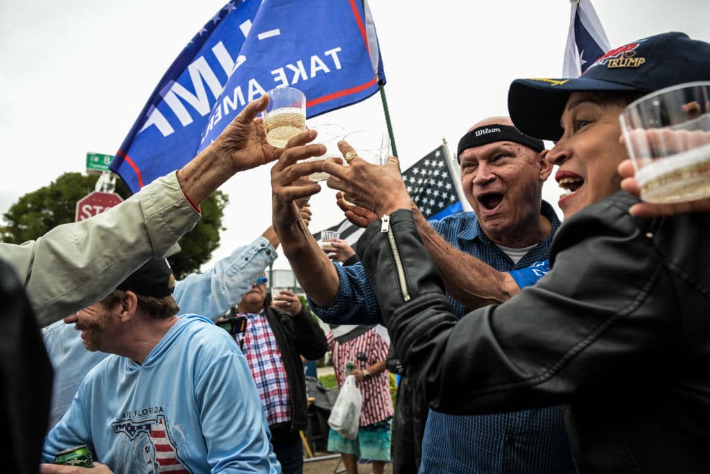 Simpatizantes de Trump en Miami brindan por el regreso del republicano al poder.