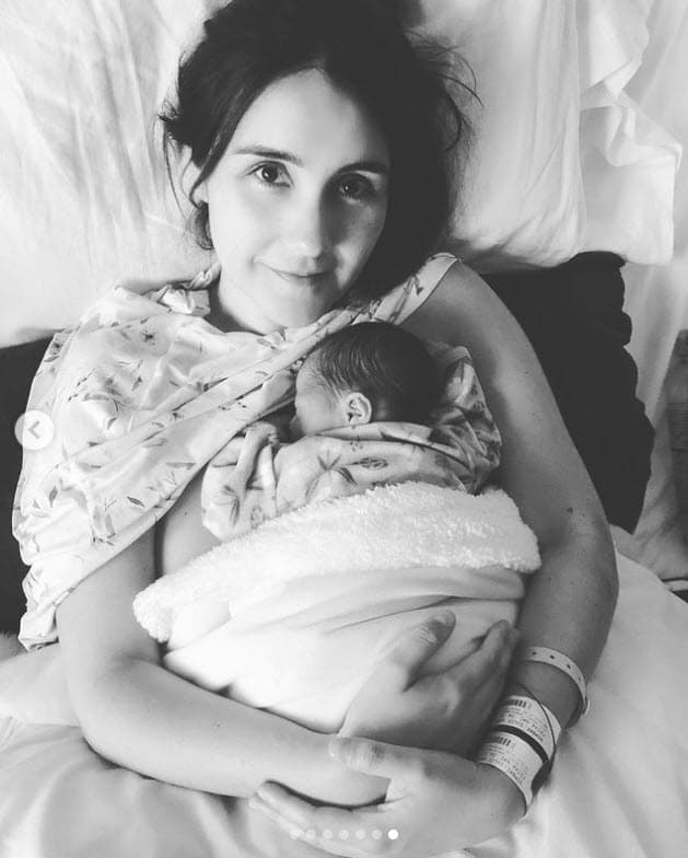 "El embarazo, el postparto y la maternidad en sí, 
<b><a href="https://www.univision.com/famosos/dulce-maria-sufrio-tristeza-postparto-fotos" target="_blank">no todo es color de rosa</a></b>, pero sin duda es lo mejor que me ha pasado en la vida: ver tu sonrisa cada mañana, ver tus ojitos, alimentarte, verte crecer y formar una familia hermosa con tu papá que tanto amas". 
<br>