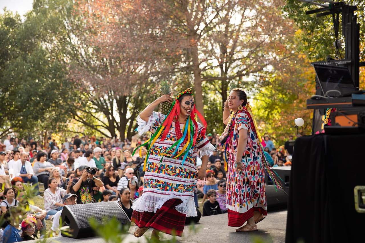 <b>Evento</b>: Day of the Dead Festival
<br>
<b>Fecha</b>: 5 de octubre
<br>
<b>Lugar</b>: Historic Oakland Cemetery. 248 Oakland Avenue, SE. Atlanta, GA. 30312
<br>
<b>Sitio web</b>: 
<a href="https://oaklandcemetery.com/event/dia-de-muertos-23/">https://oaklandcemetery.com/event/dia-de-muertos-23/</a> 
<br>
<br>Este evento gratuito es organizado por el Consulado General de México en Atlanta y el Instituto Cultural de México. Disfruta de bailes, música y entretenimiento. Habrá artesanías, pintura de la cara, una exhibición de altares decorados con flores, comida y bebidas en honor a familiares y amigos fallecidos.