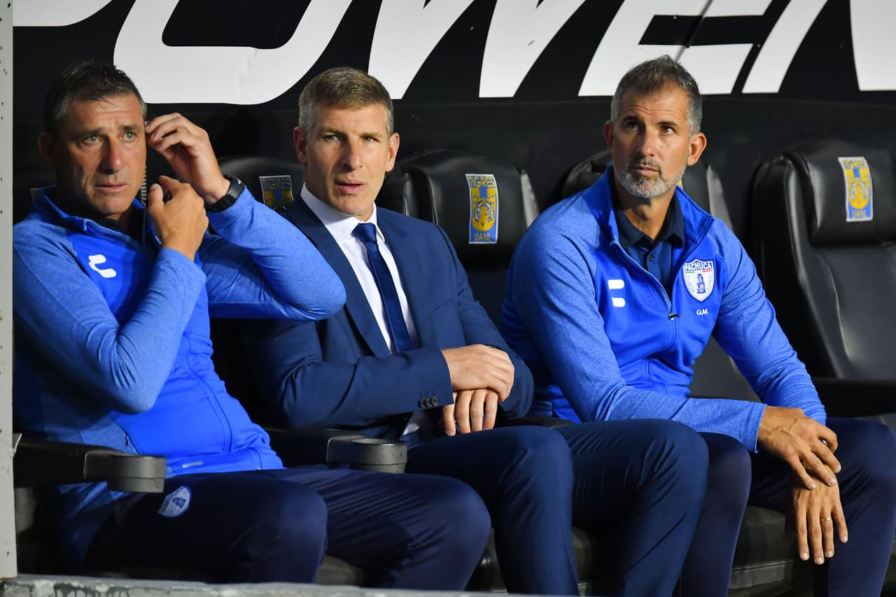 Mucho para pensar y replantear para el técnico del Pachuca Martín Palermo (centro) tras perder seis jornadas de invicto.