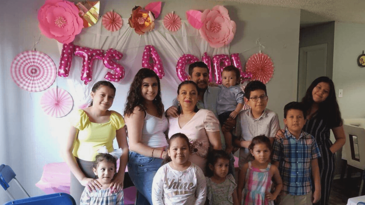 En mayo publicamos la historia de Ani Suárez, mamá de 11 hijos y residente de Duncanville. “Busco la manera. No sé cómo Dios me da este don para ver por mis hijos”, dice Ani Suárez. Ella pasa por una larga rutina para trabajar como gerente y a la vez cuidar de su gran familia. Puedes 
<a href="https://www.univision.com/local/dallas-kuvn/ani-suarez-mama-dia-de-las-madres" target="_blank">leer aquí </a>su historia. 
<br>