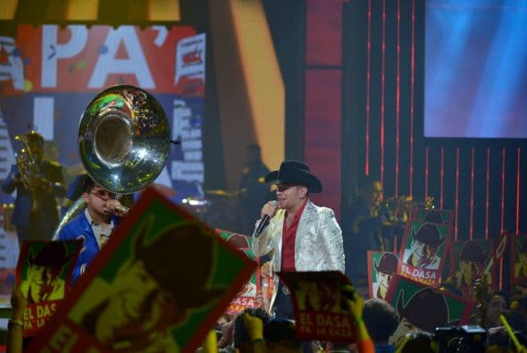 Es todo una bomba de energía en el escenario.