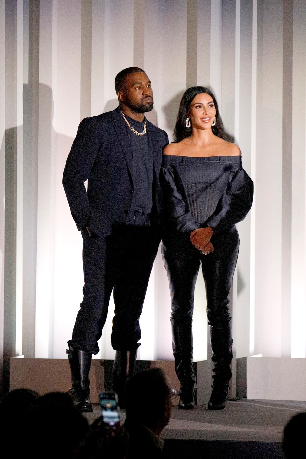 Este mismo medio aseguró a mediados de enero que la pareja 
<b><a href="https://www.univision.com/famosos/divorcio-kim-kardashian-kanye-west-abandonan-terapia-fotos" target="_blank">dejó "por completo" de acudir a la terapia</a></b> que habían emprendido para supuestamente tratar de salvar el matrimonio.
<br>