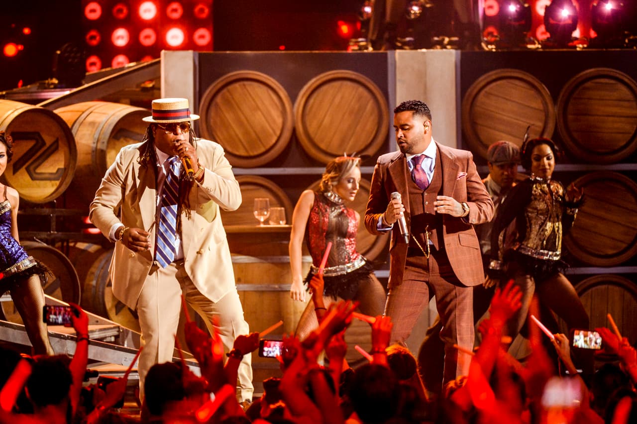 Zion y Lennox encendieron el escenario con la fuerza de su nuevo sencillo ‘Embriágame’.