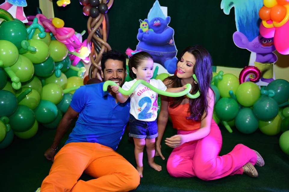 Luis Carlos y Ana Patricia, los orgullosos papás, intentando tomarse fotos con su muñeca.