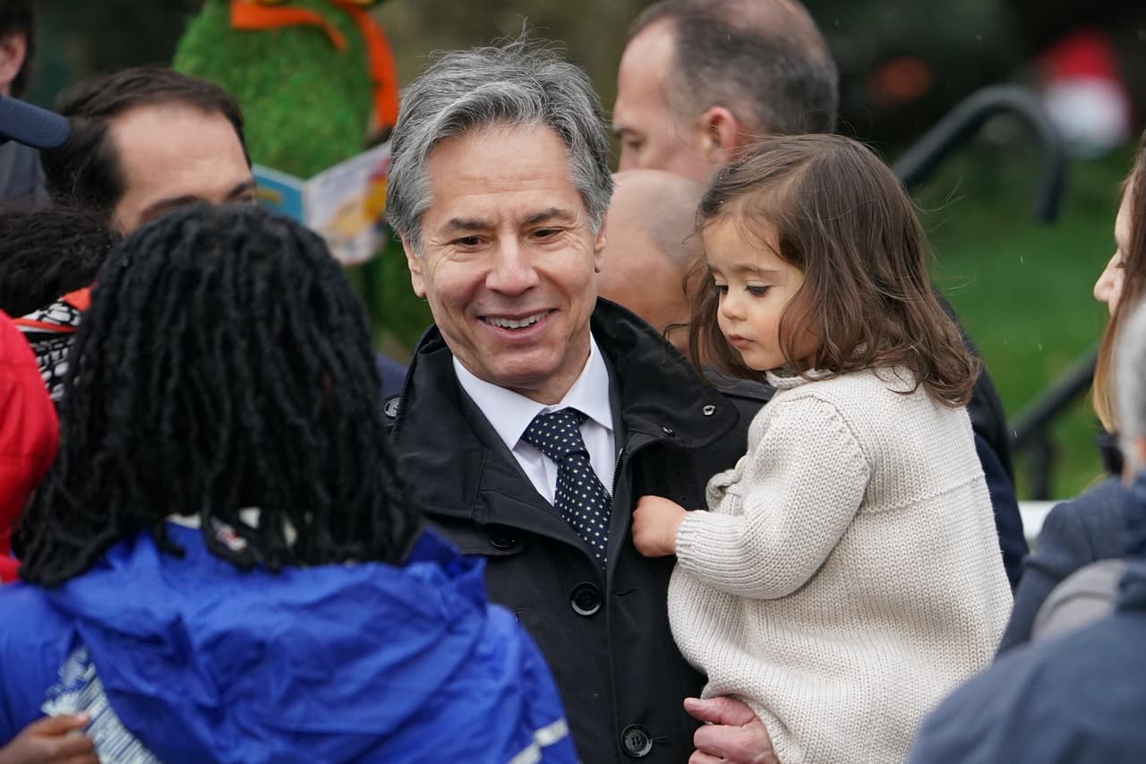 El secretario de Estado Antony Blinken participa en el Easter Egg Roll. La pandemia llevó a la Casa Blanca a cancelar el Easter Egg Roll en 2020 y 2021. Pero el evento está de vuelta este año, ya que el brote de casos, 
<a href="https://www.univision.com/noticias/salud/cdc-extiende-requisito-mascarilla-aviones-trenes-transporte-publico">hospitalizaciones y muertes por coronavirus ha disminuido. </a>
<br>