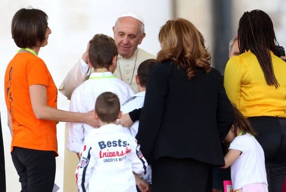 El papa Francisco dedicó este domingo la oración del Regina Coeli, que sustituye en tiempo pascual al habitual Ángelus dominical, a las madres del mundo.