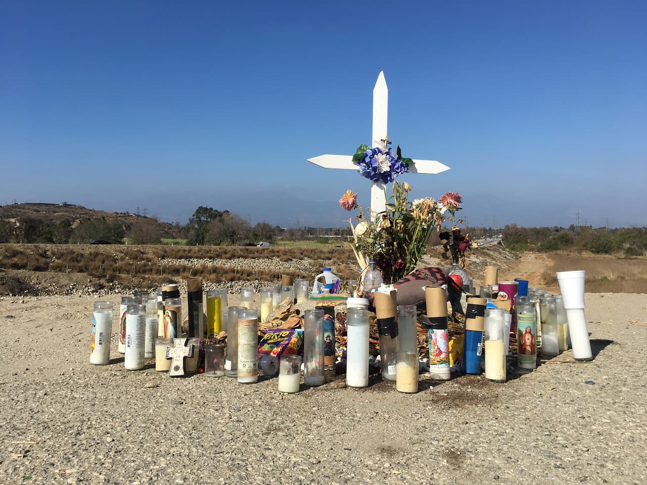 Una cruz de madera se clavó a las afueras de la ciudad de Pico Rivera, en el sitio donde aparentemente se suicidó un hombre de 26 años el 1 de octubre de 2016.