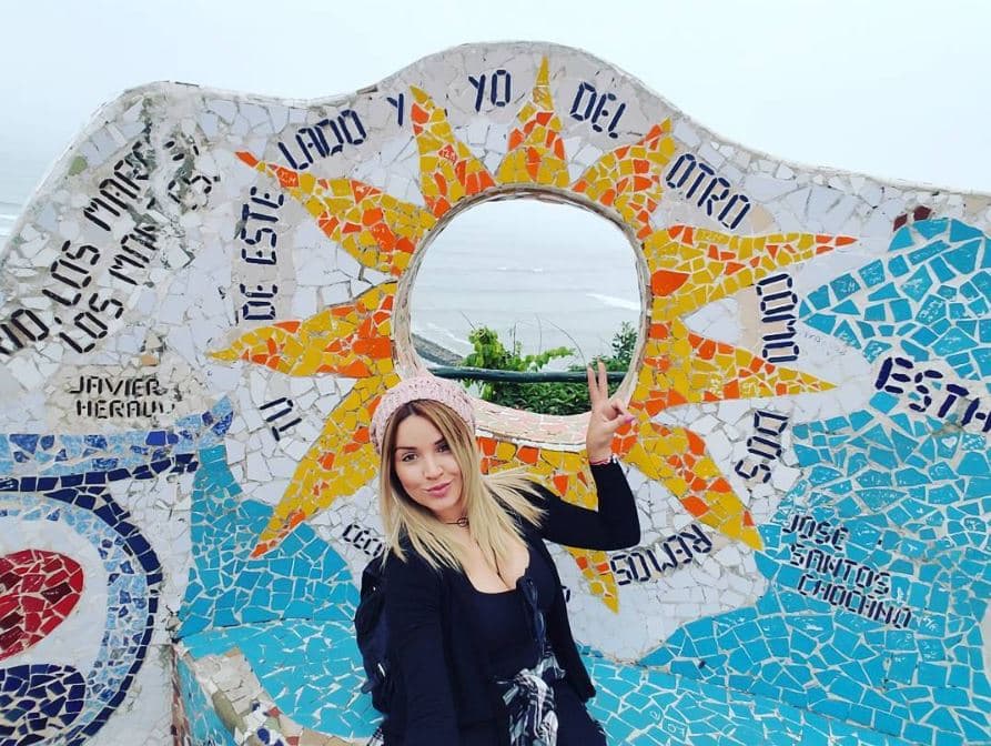 Gred posó junto a un momumento en el Parque del Amor en Miraflores, Lima, Perú. "Tu de estes lado y yo de otro como dos remos", es una de las citas que se ven en los mosaicos.