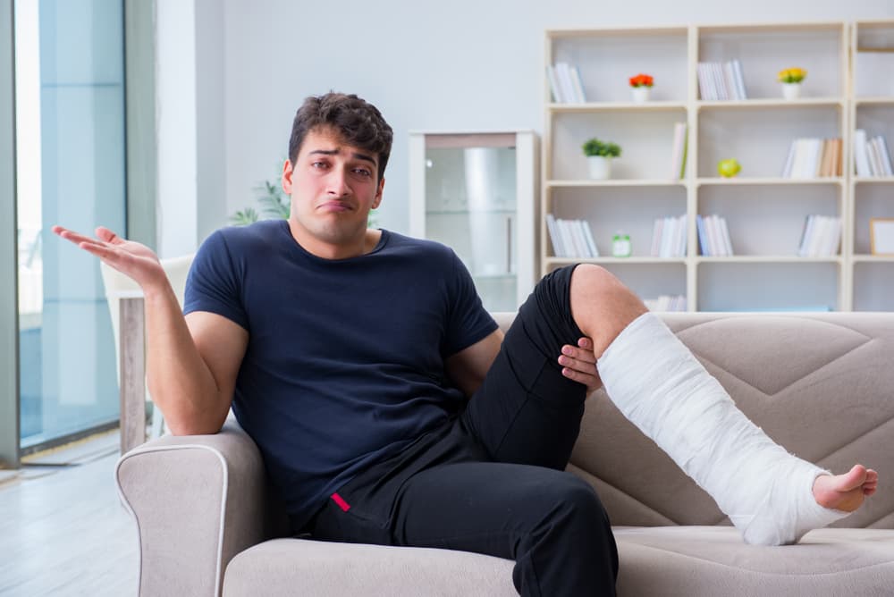 Peligros que debes evitar: el atolondramiento en el hogar. Las caídas o accidentes domésticos por falta de precaución. Dejar cuchillos y objetos peligrosos al alcance de niños pequeños o no tomar las medidas adecuadas cuando estás en la cocina a fin de evitar quemaduras o caídas. La indolencia.
<br>